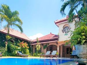 Piscina de la sau aproape de Ada Waktu Homestay