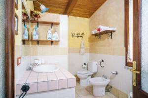 y baño con aseo y lavamanos. en B&B San Michele, en Berchidda
