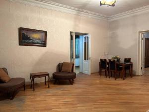 een woonkamer met een tafel en stoelen en een eetkamer bij Old Houme in Old Tbilisi in Tbilisi City