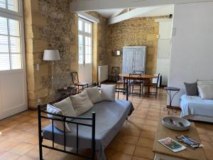 una sala de estar con un sofá y una mesa en Domaine de Bellevue, en Portets 13 fotos más