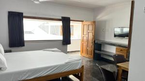 Voodi või voodid majutusasutuse ANAND Beach Guesthouse by Moonrocks toas