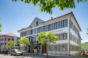 海登Linde Heiden Swiss Quality Hotel的一座白色建筑，上面有一块牌子，上面写着“第三条链接”
