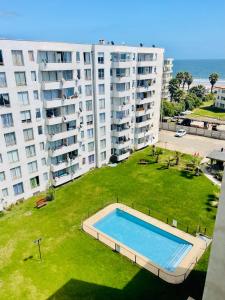 una vista aérea de un gran edificio de apartamentos con piscina en Nicoland Playa y piscina La Serena, en La Serena