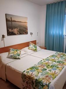 sypialnia z 2 łóżkami i niebieską zasłoną w obiekcie Gemelos 22 - Siroco w mieście Benidorm