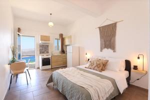 A kitchen or kitchenette at ēnNĒ Studios for Views & Tranquility