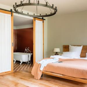 Un pat sau paturi într-o cameră la Rooms Hotel Kazbegi