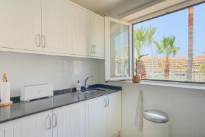 Kuchnia lub aneks kuchenny w obiekcie Luxury apartment Sotogrande
