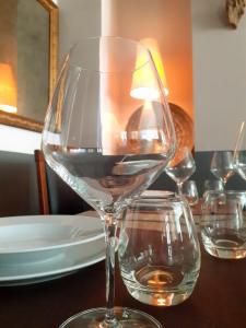 Boves的住宿－Locanda Ostu di San giacu，坐在桌子上的一个葡萄酒杯