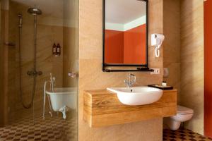 Phòng tắm tại Rooms Hotel Kazbegi