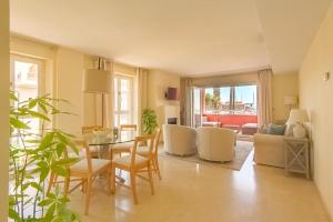 salon ze stołem i krzesłami w obiekcie Luxury apartment Sotogrande w mieście San Roque