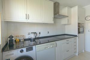 Kuchnia lub aneks kuchenny w obiekcie Luxury apartment Sotogrande