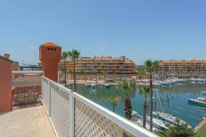 balkon z widokiem na przystań i hotele w obiekcie Luxury apartment Sotogrande w mieście San Roque