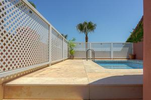 Basen w obiekcie Luxury apartment Sotogrande lub w pobliżu