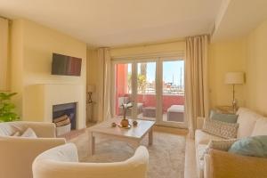 Telewizja i/lub zestaw kina domowego w obiekcie Luxury apartment Sotogrande