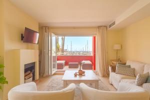 salon z białymi meblami i kominkiem w obiekcie Luxury apartment Sotogrande w mieście San Roque