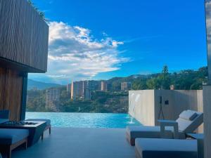 un balcón con vistas a un cuerpo de agua en Binn Hotel, en Medellín