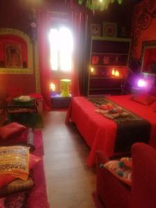 um quarto vermelho com duas camas e uma janela em Suite d'Artista Calcata em Calcata