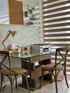 拉塞雷納的住宿－Descanso y Relajo Deluxe en La Serena，一张带打印机和两把椅子的桌子