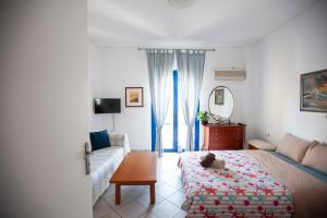 1 dormitorio con 1 cama y 1 sofá en Hara's Studio en Perdhika