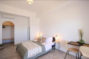 A bed or beds in a room at ēnNĒ Studios for Views & Tranquility