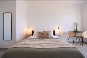 A bed or beds in a room at ēnNĒ Studios for Views & Tranquility