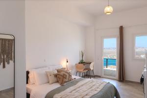 A bed or beds in a room at ēnNĒ Studios for Views & Tranquility