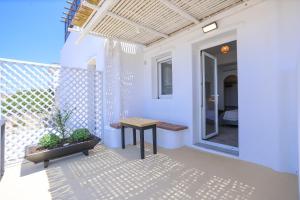A balcony or terrace at ēnNĒ Studios for Views & Tranquility