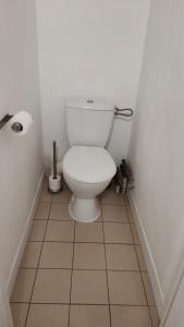サン・テミリオンにあるラ マンサルドのバスルーム(白いトイレ付)が備わります。