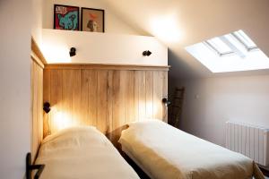 1 Schlafzimmer mit 2 Betten und einem Dachfenster in der Unterkunft Gîte Belle Vue in Alise-Sainte-Reine