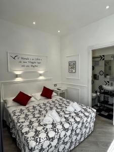 1 dormitorio con 1 cama grande con almohadas rojas en Domus Giordano, en Roma