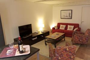 ボルドーにあるSauvageau - Appartement 1 chambre avec Parkingのリビングルーム(赤いソファ、テーブル付)