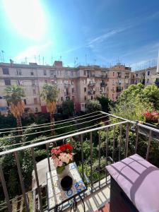 un balcón con una mesa con flores y un edificio en Domus Giordano, en Roma