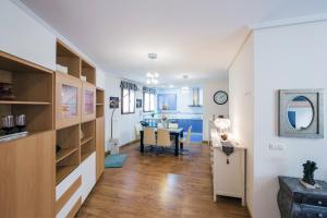 a small apartment with a dining room and living room at Apartamento céntrico Candás in Candás