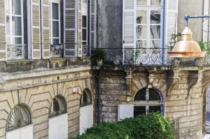 een gebouw met een bel aan de zijkant bij Louis Combes - Appartement 1 chambre avec parking in Bordeaux