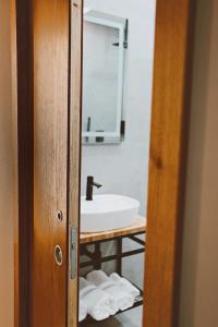 La salle de bains est pourvue d'un lavabo et d'un miroir. dans l'établissement Sol Hotel, à Shkodër