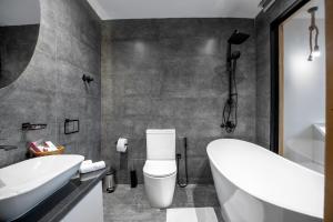 La salle de bains est pourvue d'une baignoire, de toilettes et d'un lavabo. dans l'établissement X Eastern Sidi Abdel Rahman Hotel, à El Alamein