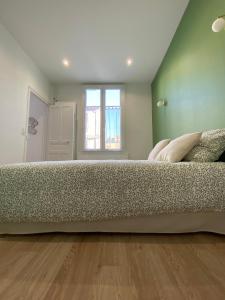 Un dormitorio con una cama grande en una habitación. en Appartement luxueux rénové avec balcon & garage, en Troyes