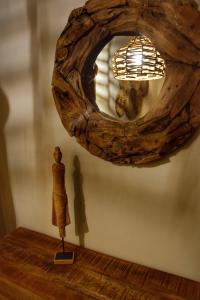 阿洛尼索斯島老城的住宿－Chora Suite，一张桌子上一个女人的雕塑和镜子
