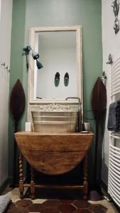 een badkamer met een houten wastafel en een spiegel bij Koko & Baobab in Bordeaux