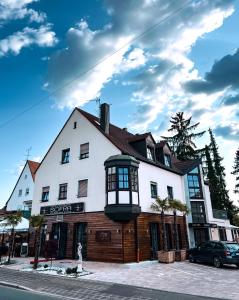 ein großes weißes Gebäude an der Straßenseite in der Unterkunft Hotel Sofra in Fürth