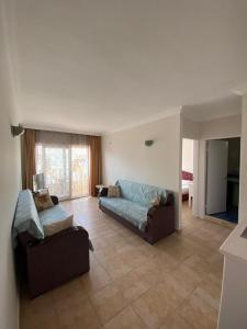 ein Wohnzimmer mit 2 Sofas und einem Sofa in der Unterkunft BASILS APART HOTEL in Marmaris