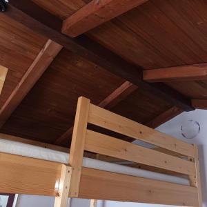 Palanda nebo palandy na pokoji v ubytování Apartmani sa pogledom na Dunav - Akademik