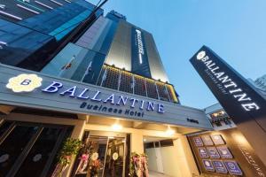 um edifício com uma placa que lê Ballantine Mobiliário Hotel em Ballantine Business Hotel em Gwangju