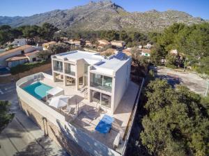 - une vue aérienne sur une maison avec une piscine dans l'établissement Villa LEsplendor, à Cala Sant Vicenç