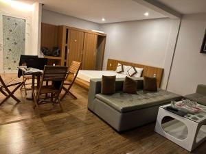 潘切P&T家庭度假村的客厅里有一张沙发、一张桌子和一张床。 更多20张照片