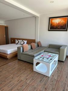 潘切P&T家庭度假村的配有沙发和床的酒店房间