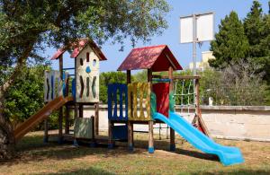 Un parque infantil con un tobogán y un tobogán. en Grupoandria Aparthotel Club Andria, en Cala Santandria