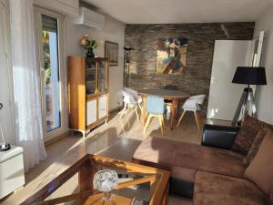 een woonkamer met een bank en een tafel bij CAP HERMES 3 Pieces Climatise 6 Personnes in Fréjus