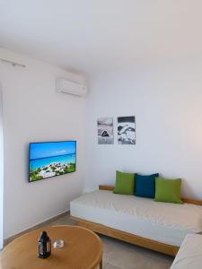 ein Wohnzimmer mit einem Sofa und einem Tisch in der Unterkunft Possidi Hiliadou Boutique Resort in Posidi
