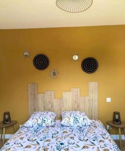 um quarto com uma cama com quatro saltos na parede em Maison neuve à deux pas du Mont em Beauvoir